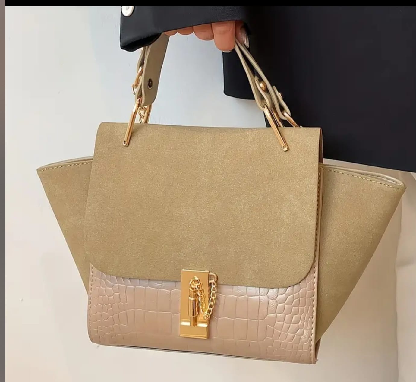 TSV ELEGANT HANDBAG WITH GOLDEN METALIC ACCENT.