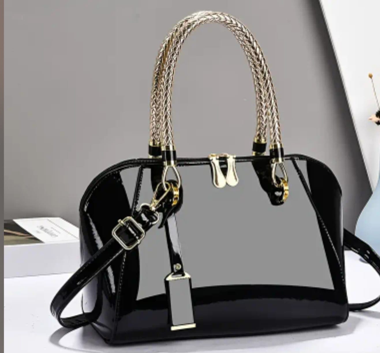 TSV GLOSSY PATENT EVENING HANDBAG.