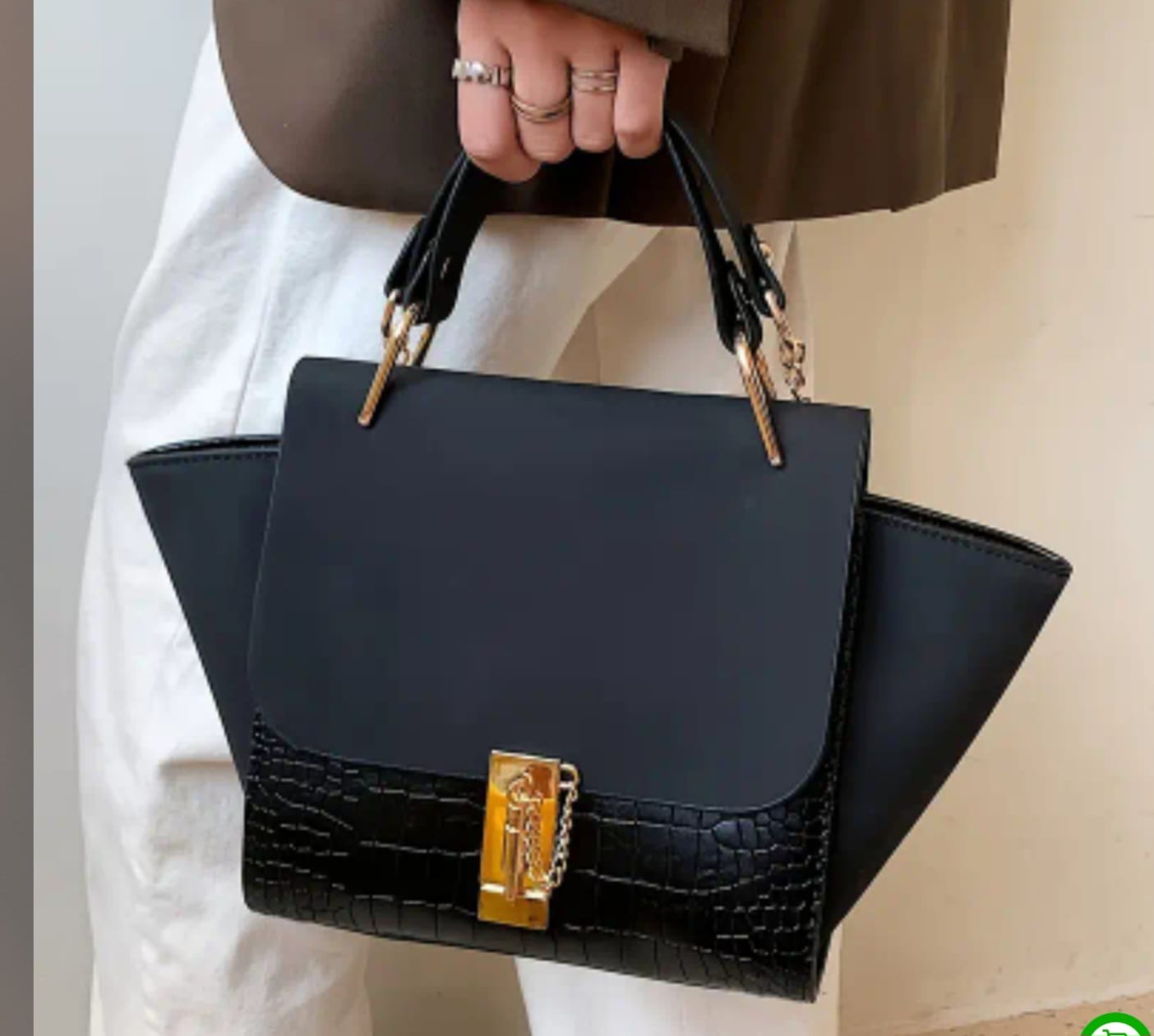 TSV ELEGANT HANDBAG WITH GOLDEN METALIC ACCENT.