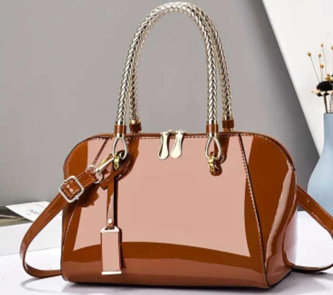 TSV GLOSSY PATENT EVENING HANDBAG.
